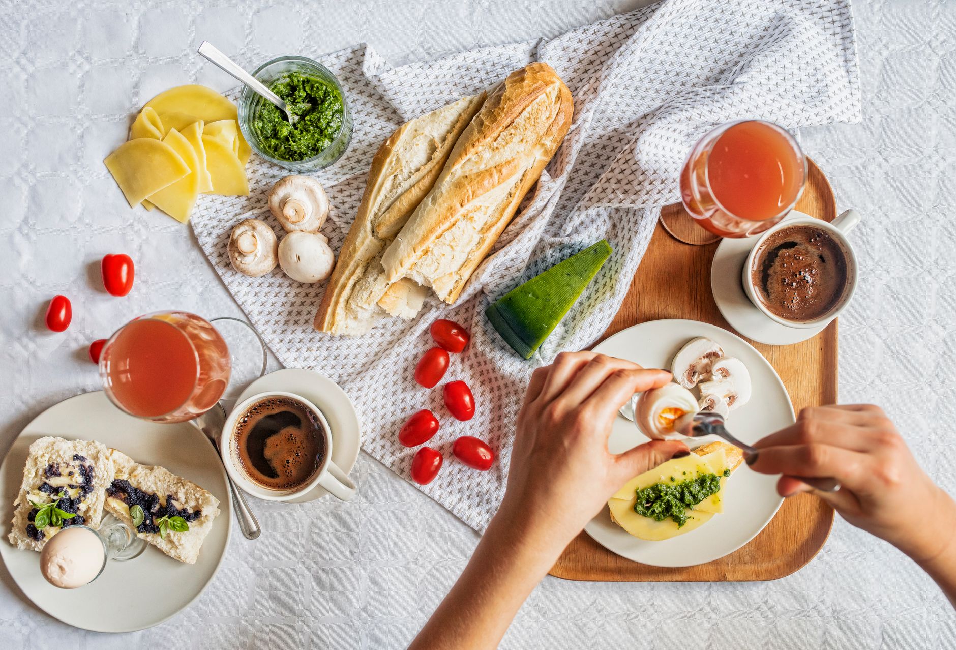 Frühstückstisch mit frischen Zutaten und Kaffee von oben