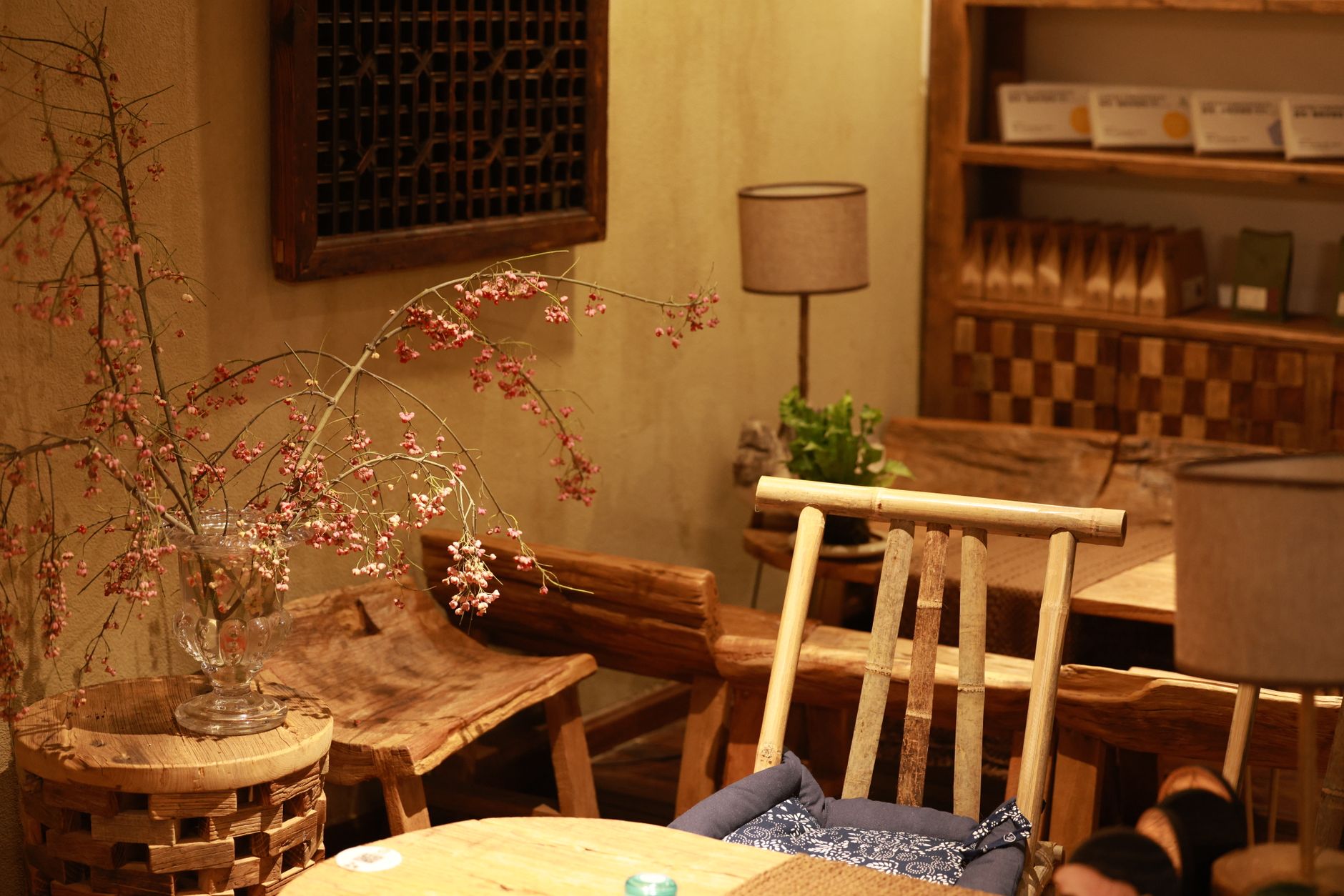 Warmes Café-Interieur mit Holztischen und weichem Licht