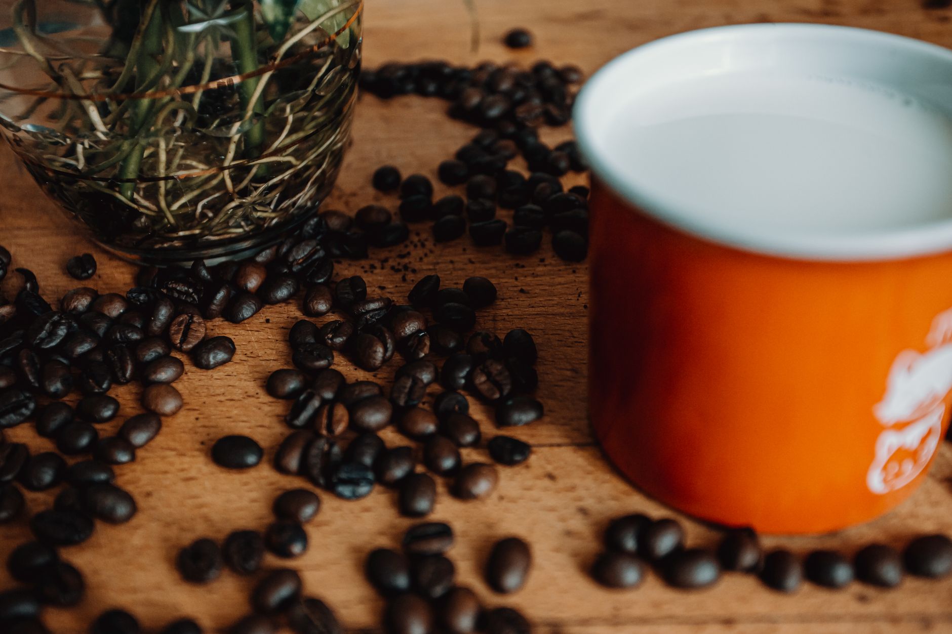 Kaffeebohnen auf einem Holztisch